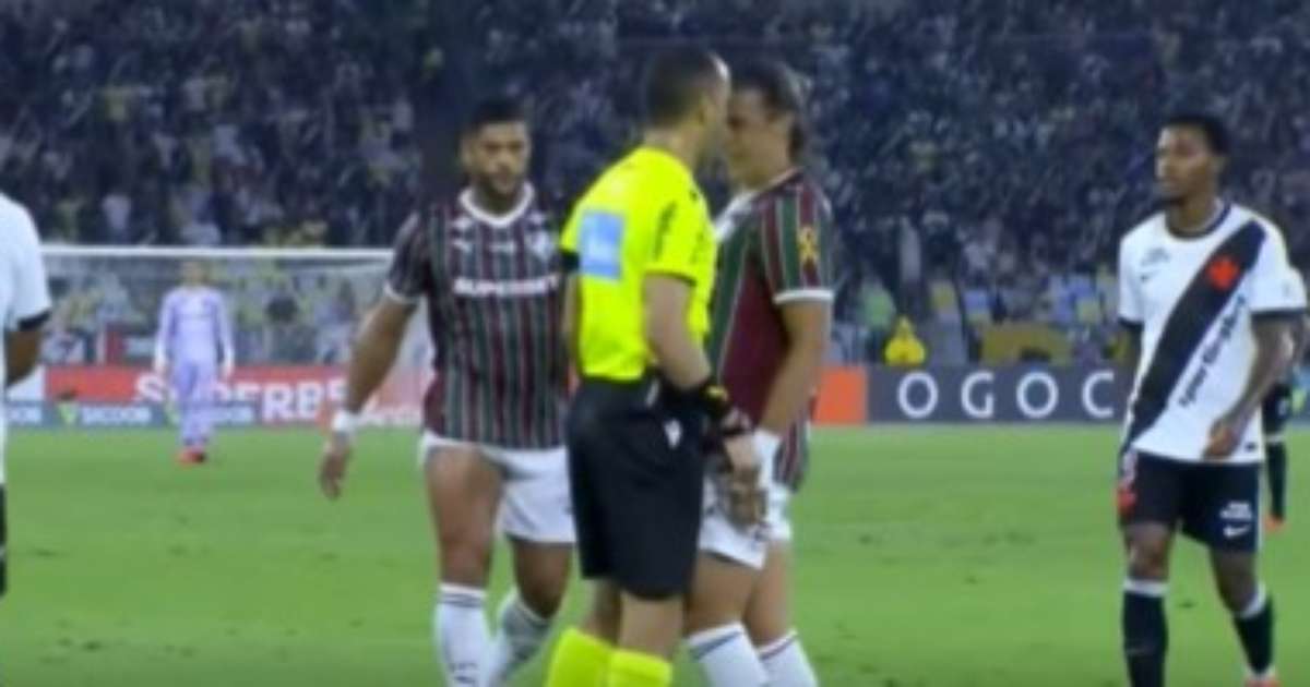 Juiz ‘peita’ Canobbio em clássico Fluminense x Vasco