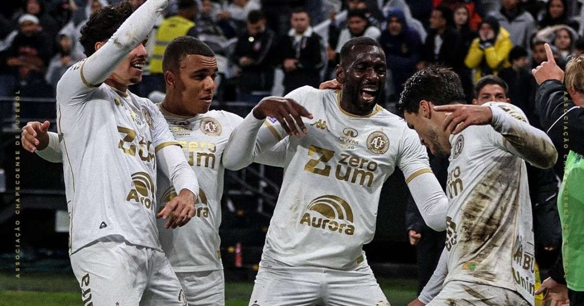 Chapecoense vence o Corinthians de virada e aumenta crise no rival no Brasileirão