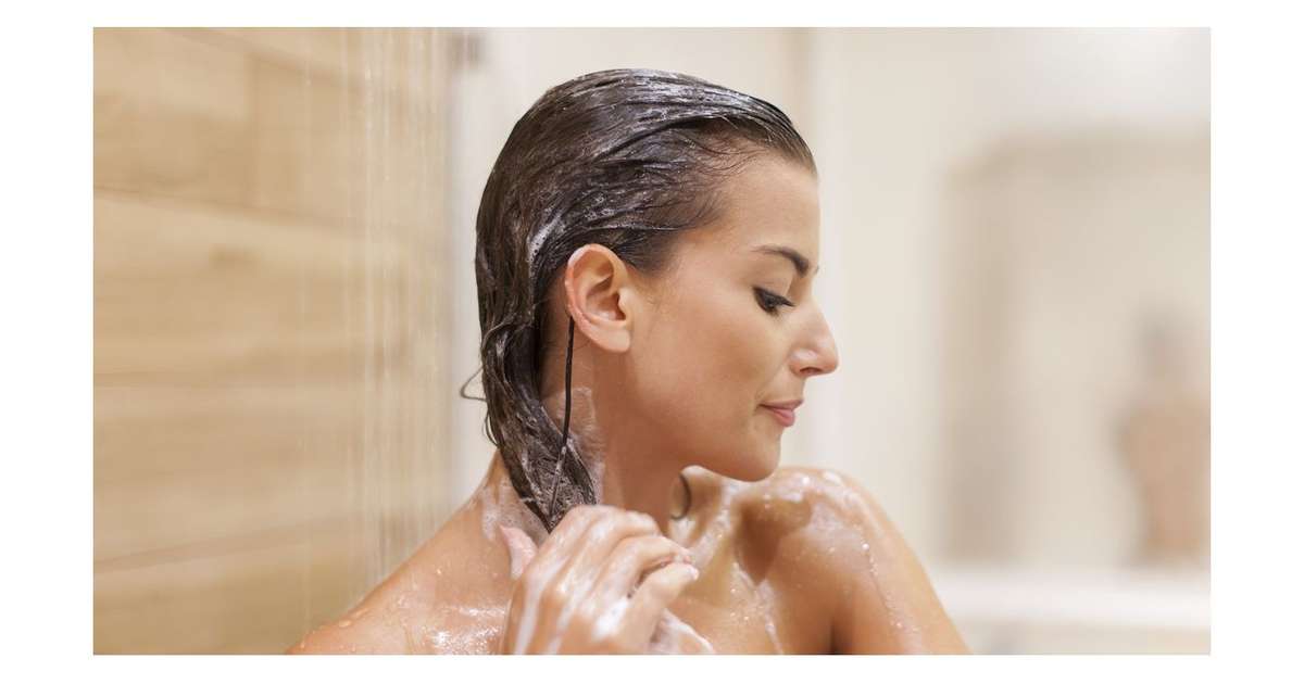 O cabelo cai durante o banho, mas o shampoo não é o culpado; especialista explica o que realmente acontece com os fios