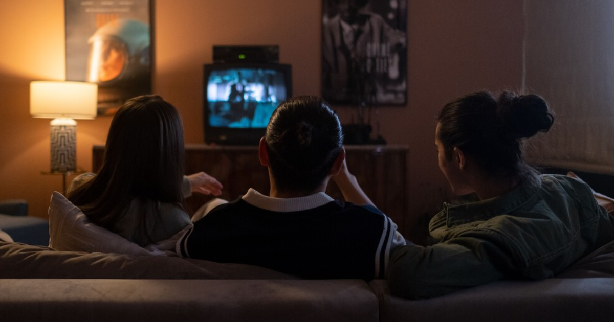 Psicólogos concordam: ver filmes ou séries que já assistimos não é sinal de memória ruim, mas uma busca pelo bem-estar
