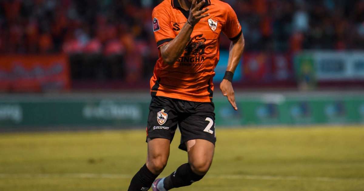 Após título no Brasil, Douglas Souza estreia com gol da vitória pelo Chiangrai United