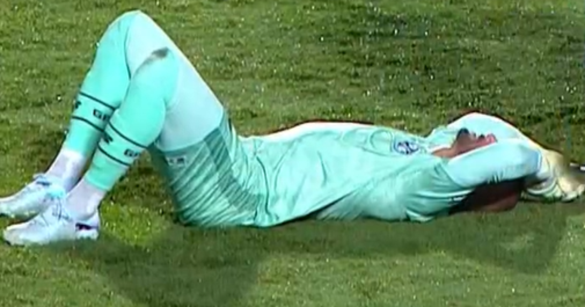 Weverton dá susto e cai no gramado antes de jogo começar