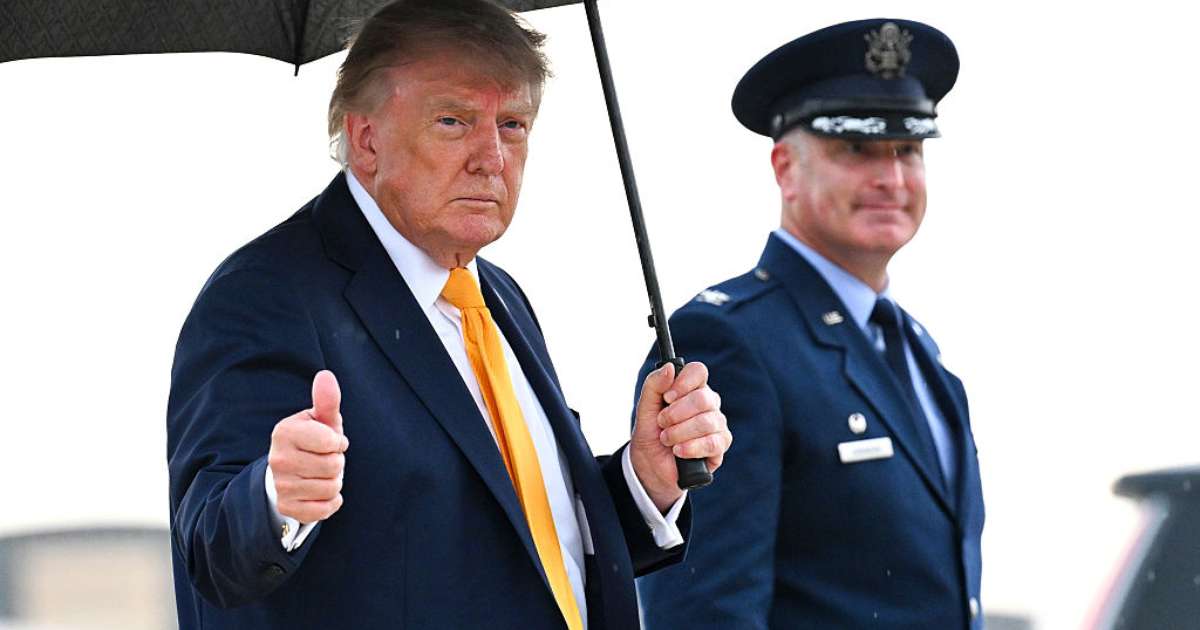 Donald Trump aparece com cabelo escurecido e visual vira piada nas redes sociais