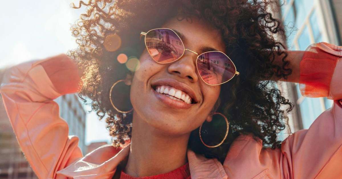 Óculos coloridos: tendências e cuidados para arrasar nos festivais