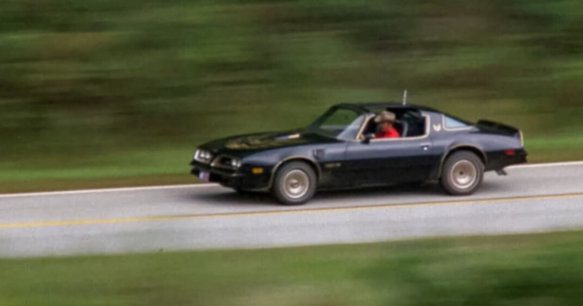 A cada ano, Burt Reynolds recebia um Pontiac Trans Am novo totalmente de graça, até que um novo CEO chegou