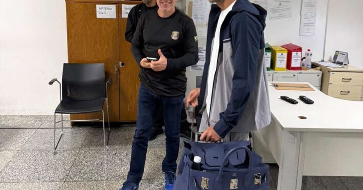 Ziyech, atacante com passagem pelo Chelsea, chega ao Rio de Janeiro para reforçar o Botafogo