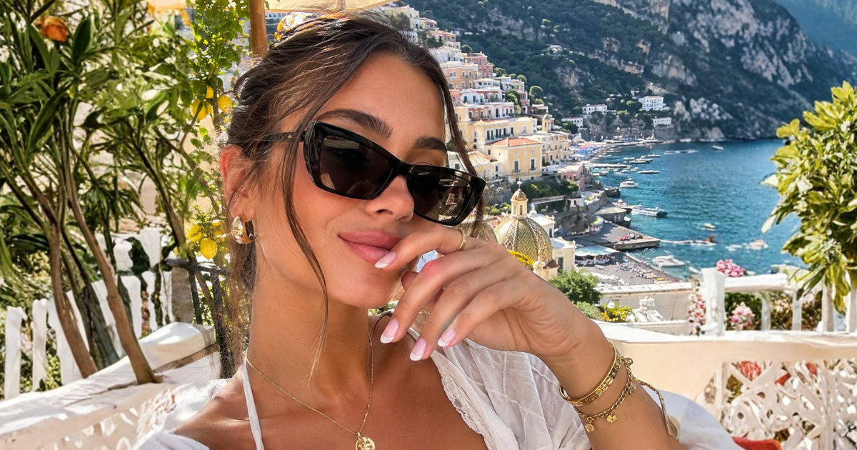 Com apenas 1 truque simples na aplicação do esmalte, esta manicure italiana deixa as mãos mais delicadas e alongadas: do branco leitoso ao verde-pinho, 7 cores para apostar na tendência