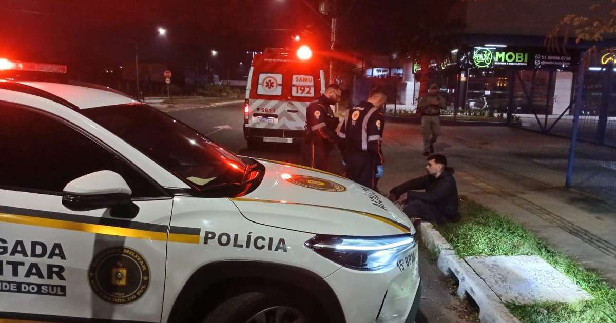 Jovem de 20 anos perde o controle da moto e bate em árvore e poste em Canoas