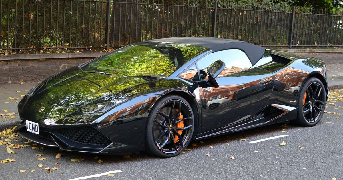 Londres enfrenta um problema com Ferraris e Lamborghinis estrangeiras estacionadas onde bem entendem: 99% das multas não são pagas