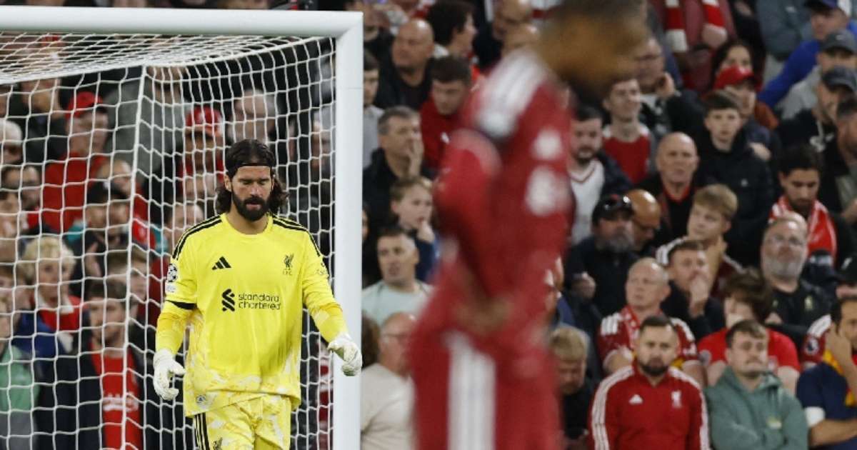Goleiro Alisson é multado por chutar painel de substituições após empate com Forest