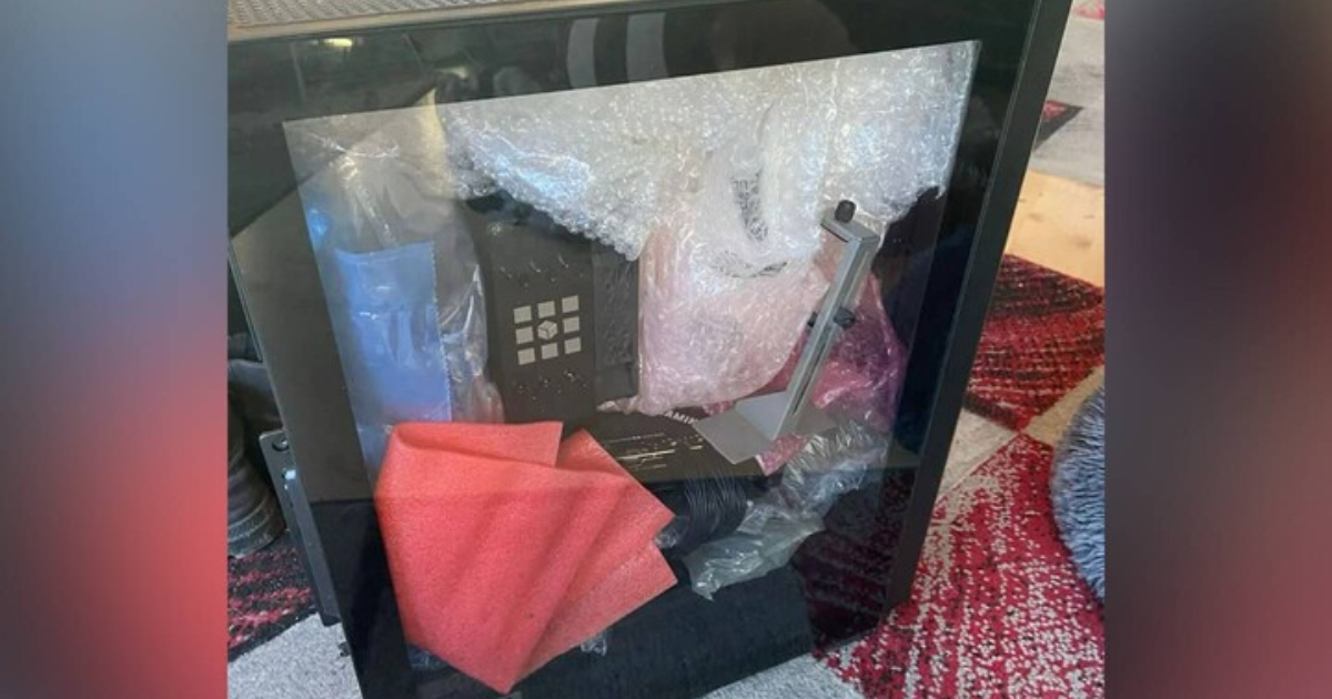 Jogador envia PC para conserto e, ao recebê-lo de volta, descobre placa de vídeo solta dentro do gabinete
