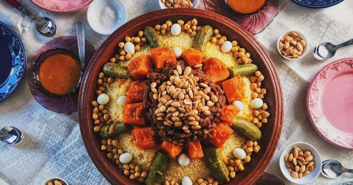 O prato que quase cozinha sozinho: os segredos, a nutrição e a praticidade do cuscuz marroquino