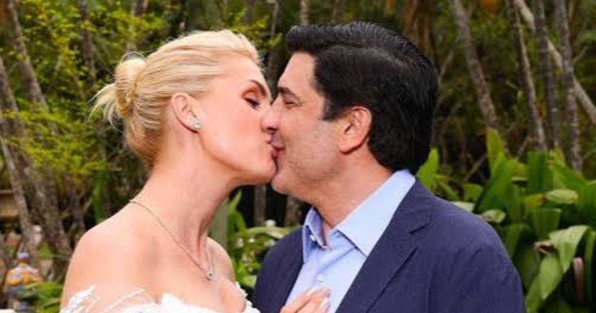 Ana Hickmann usando vestido de noiva off‑white com saia volumosa e laço grande em cerimônia religiosa.