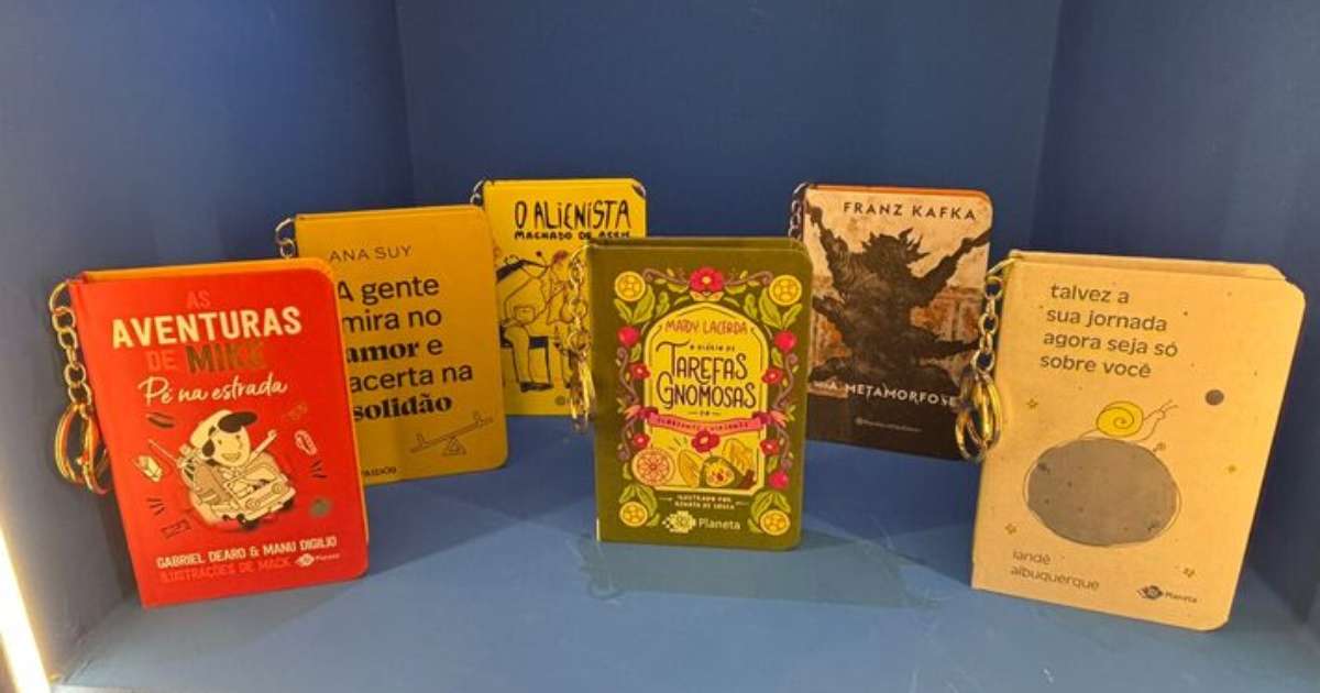 Book charms: conheça tendência dos mini livros em formato de chaveiro que cresce na Bienal do Livro
