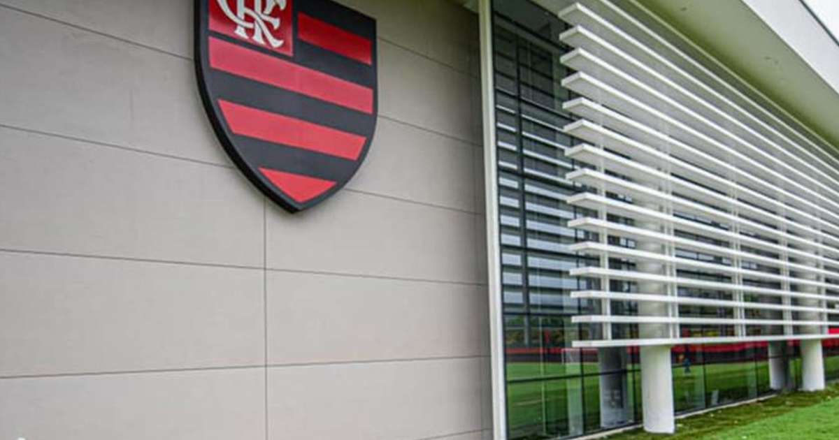 Torcedores homenageiam jogador do Flamengo na porta do CT
