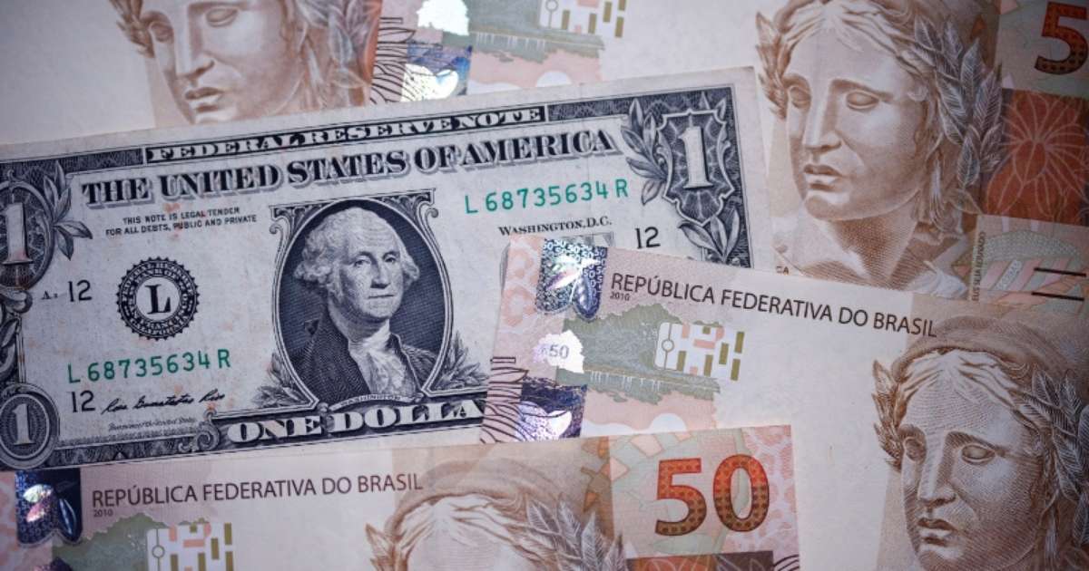 Dólar sobe ante real com exterior e política brasileira no radar