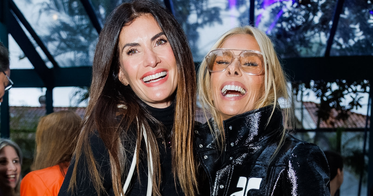 Isabella Fiorentino de calça aladim e Adriane Galisteu de meia-calça estampa em festa de aniversário