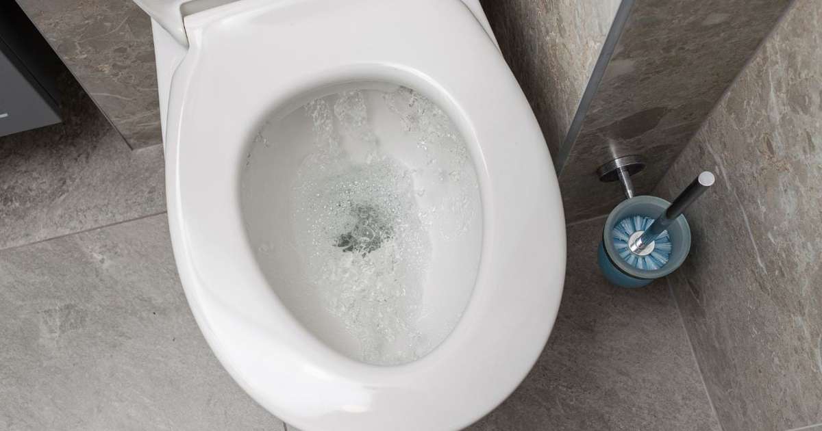 Karen Yrigoyen, especialista em limpeza natural: "Para limpar o vaso sanitário, faço bombas de banho com bicarbonato de sódio e detergente. E limpo os espelhos com uma mistura de vinagre e álcool."