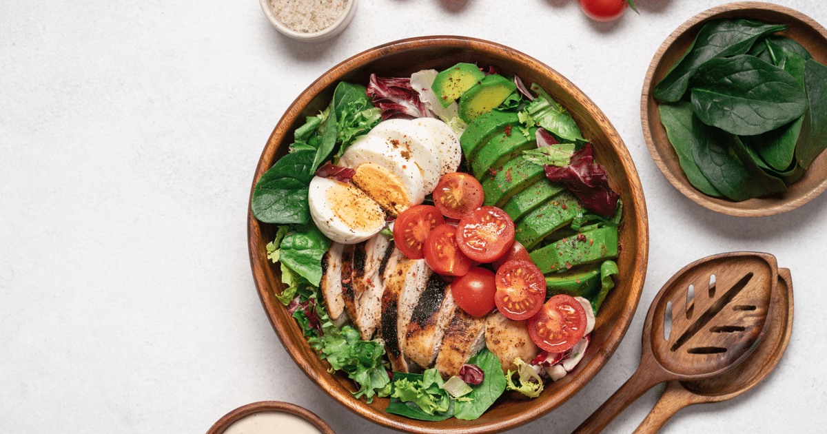 Jantar completo sem complicação: aprenda a fazer essa salada proteica com frango, abacate e ovo