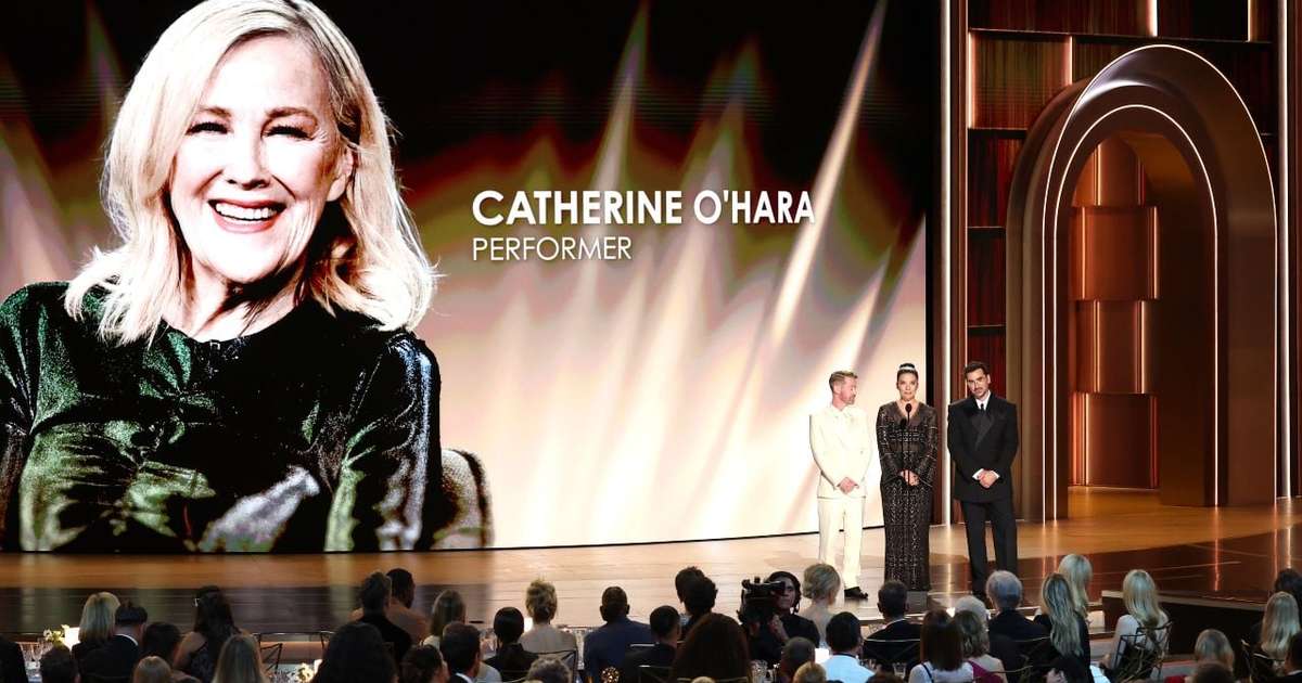 "Ela me esqueceu duas vezes, mas nunca a esqueceremos": Macaulay Culkin faz homenagem emocionante para Catherine O'Hara no Emmy 2026