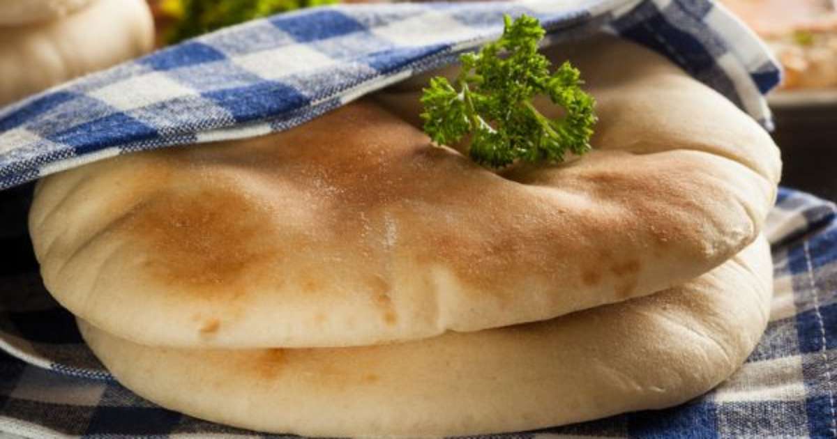 Pão sírio caseiro: macio, versátil e feito na frigideira