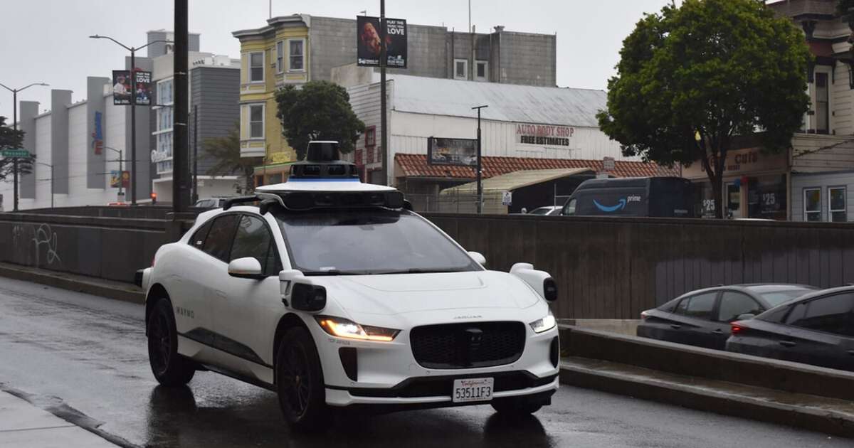 Entrar armado em um robotáxi pode acabar mal: dois menores descobriram isso quando a polícia apareceu