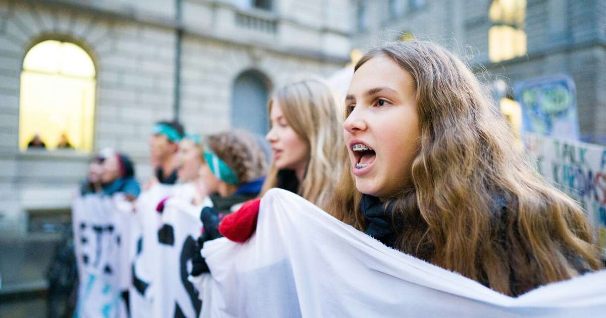 Esperança com IA cai e ansiedade cresce entre Geração Z, que se organiza em protestos contra as big techs