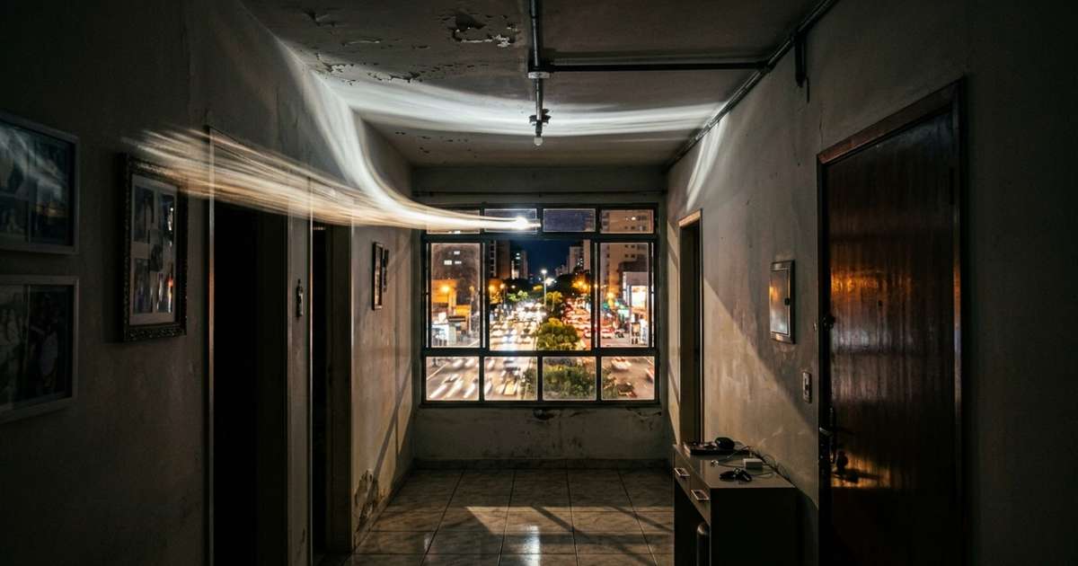 Mulher começou a ver uma faixa de luz atravessar o corredor todas as noites como se alguém passasse diante da janela, fechou as cortinas e ficou ainda mais confusa quando a sombra continuou aparecendo