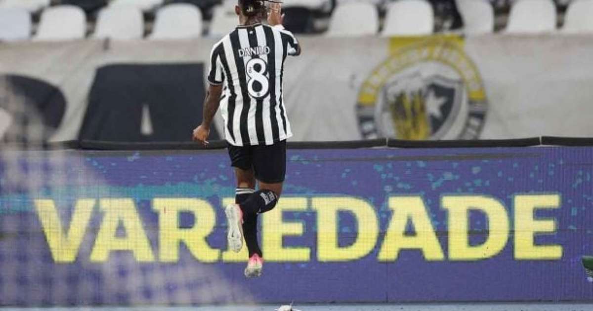 Danilo: "Pelo elenco do Botafogo, tem que brigar lá em cima"