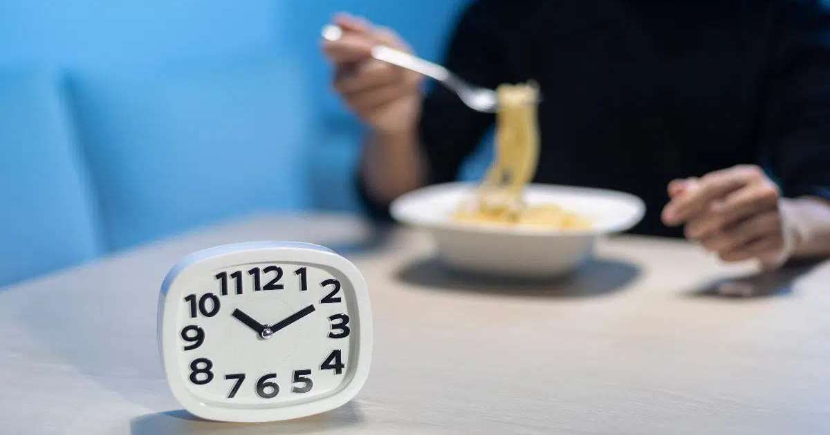 Comer tarde da noite faz mal? Entenda como o horário das refeições pode influenciar glicemia e peso