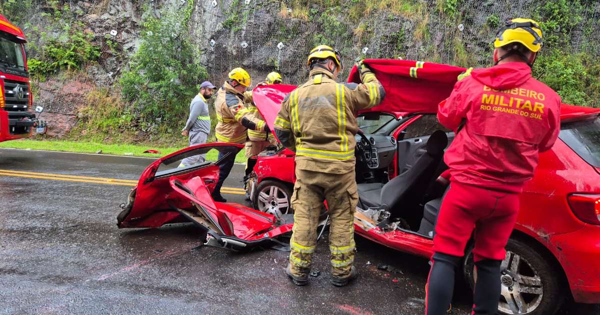 Motorista é resgatado após carro bater contra pedra na BR-470, em Bento Gonçalves