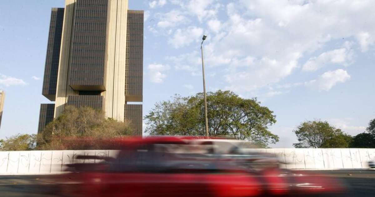 Copom aponta desaceleração da economia e defende juros restritivos em ata