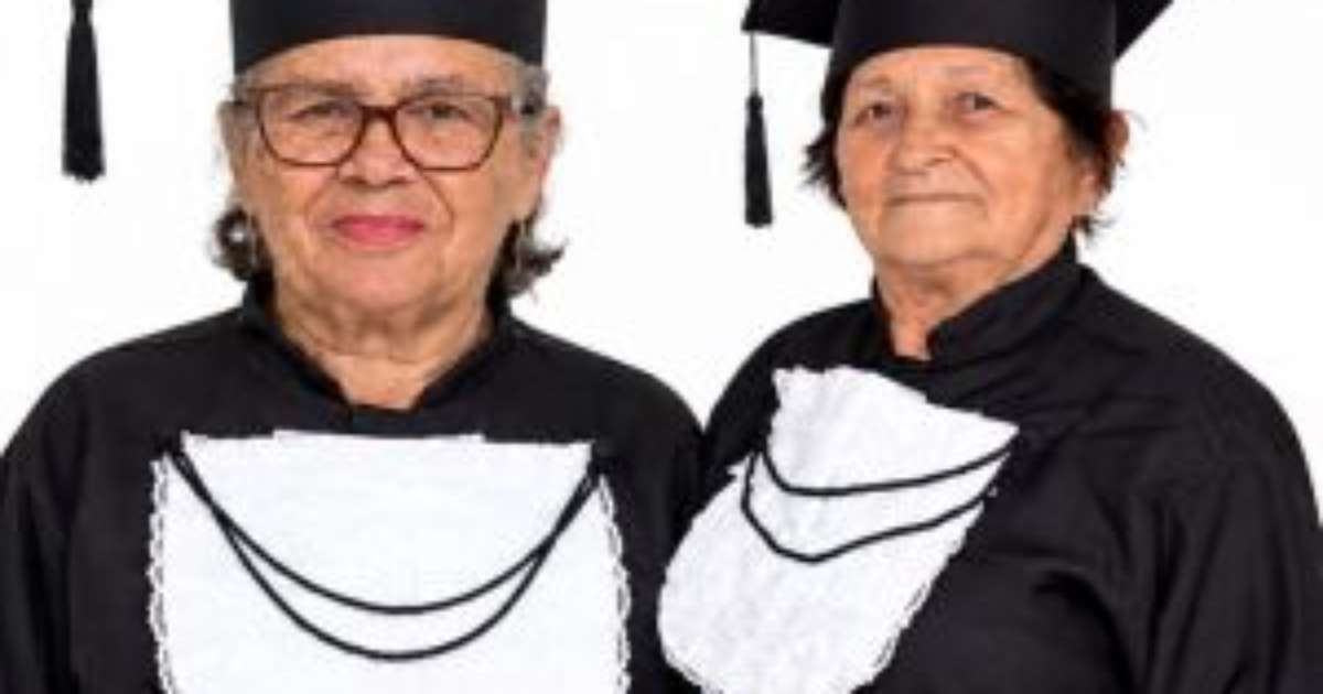 Foto da formatura - Professor Roberta Vieira com mãe e avó