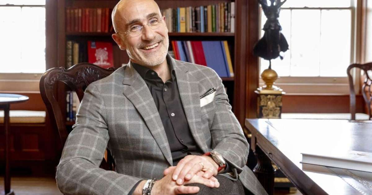 Arthur C. Brooks, especialista em felicidade, explica sua rotina para dormir melhor: "Recomendo reservar alguns minutos antes de apagar as luzes para conversar sobre o que correu bem durante o dia."