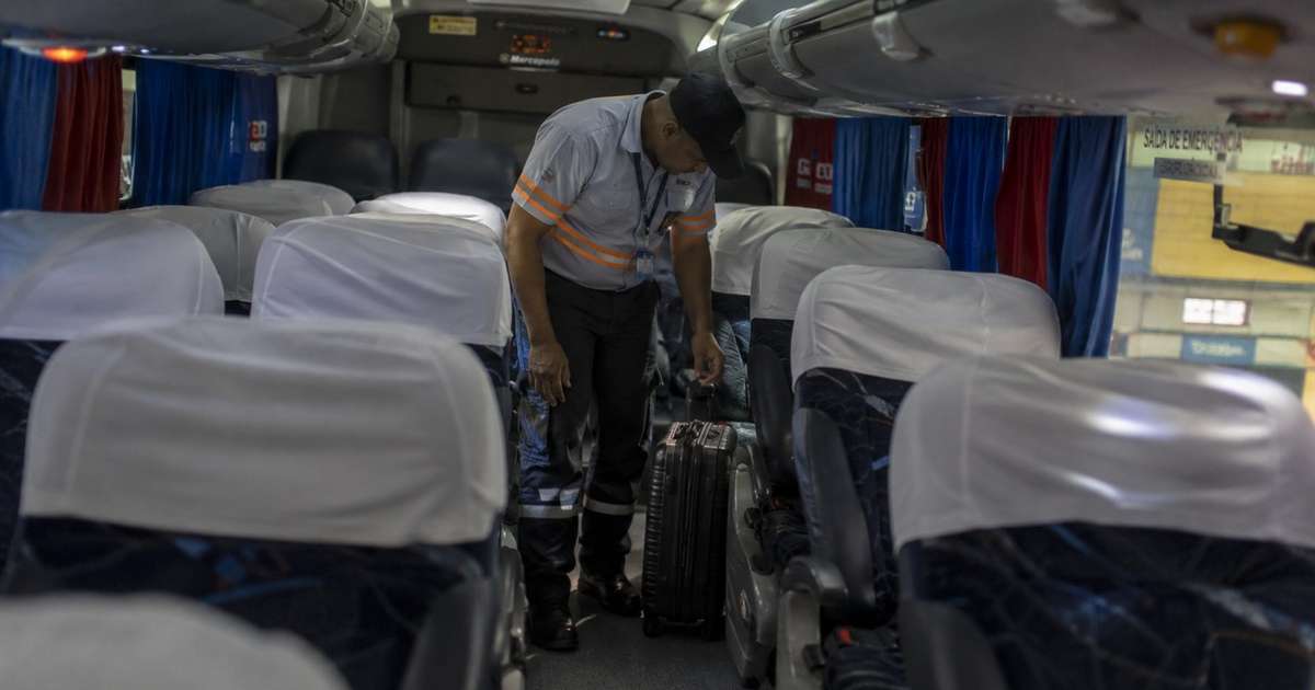 Funcionário encontra uma mala esquecida na rodoviária, vê dezenas de cartas nunca enviadas e usa um único nome completo para localizar a família da autora