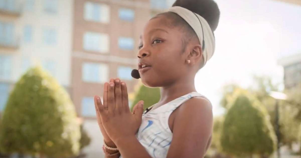 Aos 5 anos, menina é a professora de yoga mais jovem do mundo