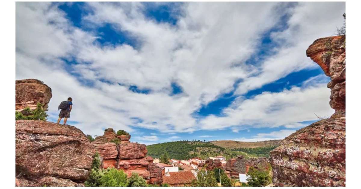 Parece uma paisagem de J. R. R. Tolkien, mas é a Espanha: a vila de casinhas brancas encravada entre rochas vermelhas gigantes e com uma 'cidade encantada'