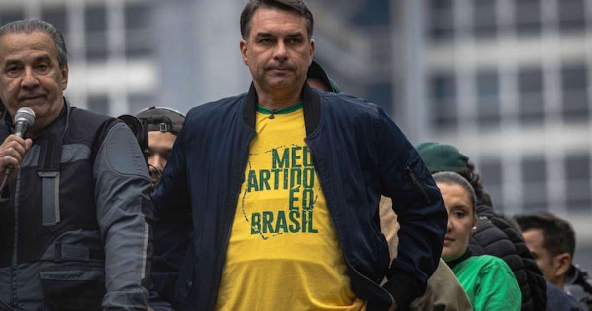 Flávio Bolsonaro voltou dos EUA ao Brasil no mesmo jato de Vorcaro usado por Moraes, diz revista