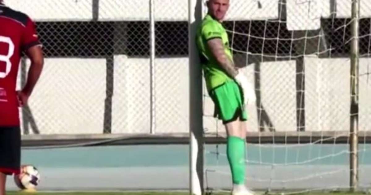 Goleiro protesta e se nega a defender pênalti na Bolívia