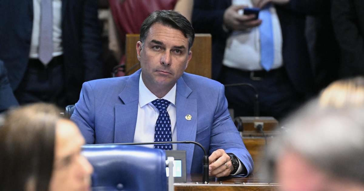 Mensagens trocadas entre Flávio Bolsonaro e Vorcaro mencionam seis encontros entre o senador e o banqueiro