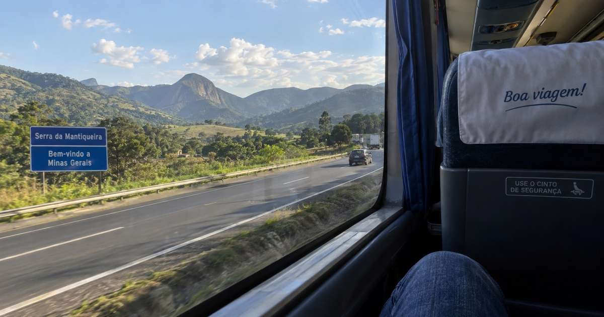 Passageira filma um detalhe estranho pela janela do ônibus, avisa o motorista e muda o destino de uma viagem que parecia comum