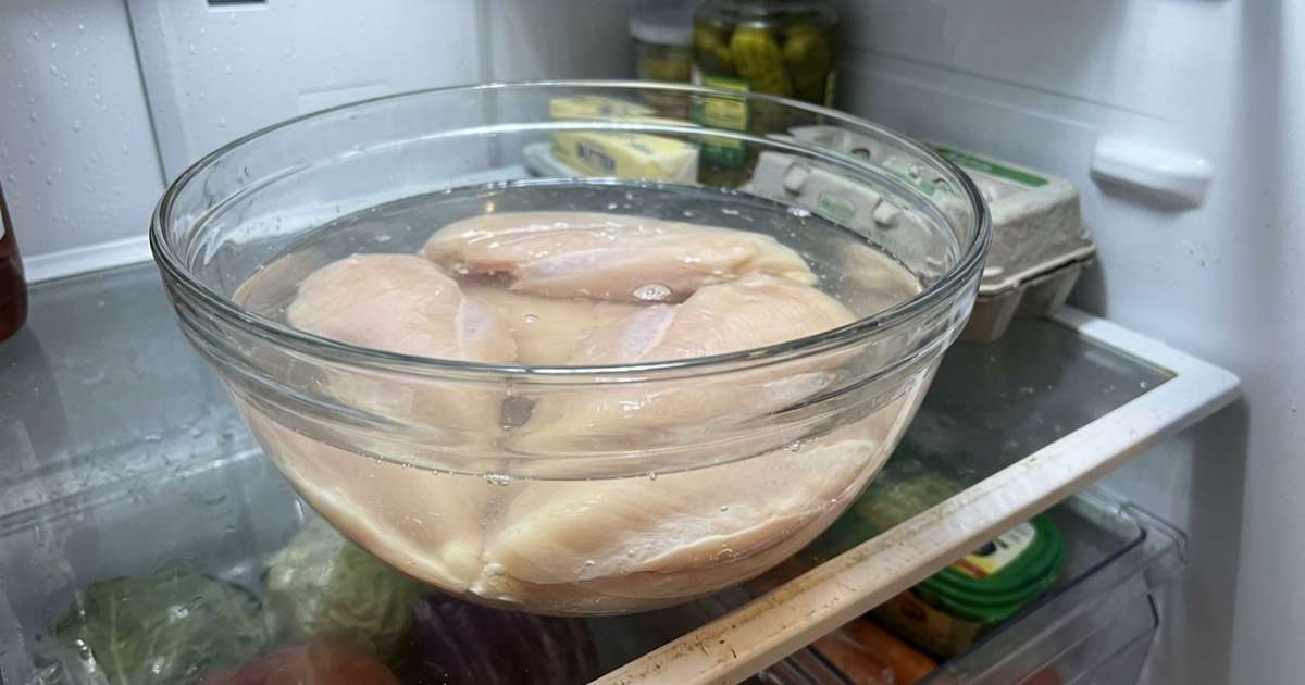 Deixe os peitos de frango de molho em 2 ingredientes antes de cozinhar para obter resultados mais suculentos