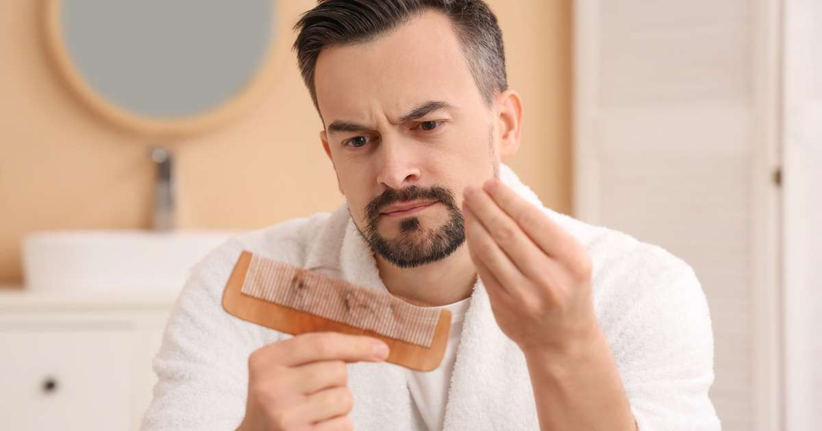 Você lava o cabelo todos os dias? Descubra o que o excesso de água e shampoo está realmente fazendo com a saúde e a força dos seus fios