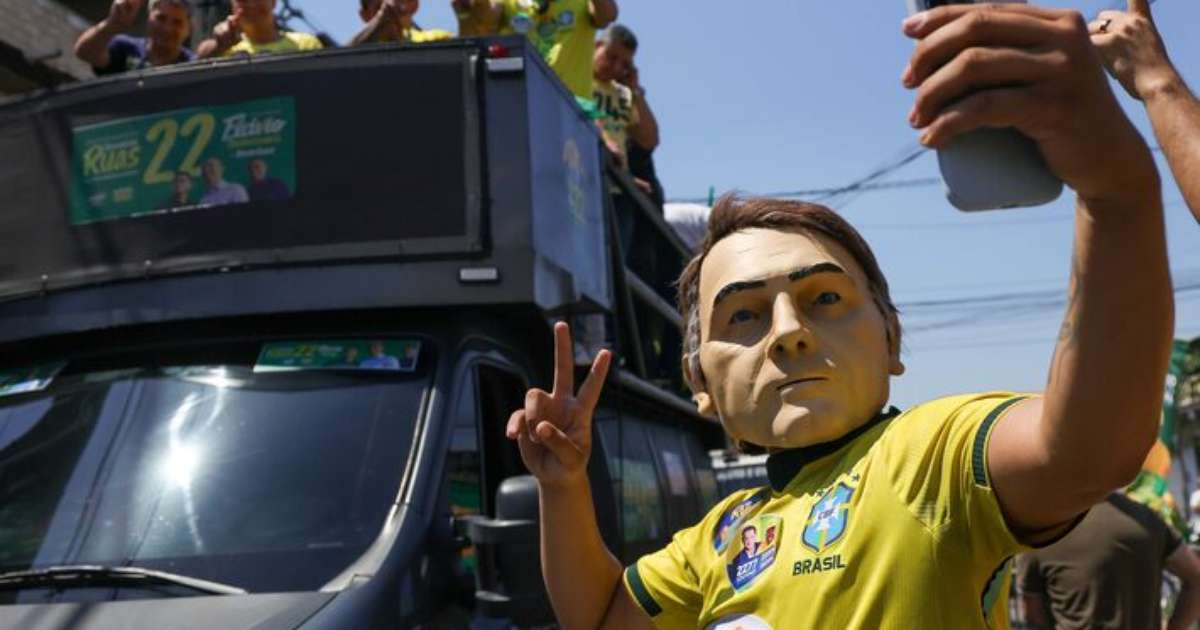 Flávio Bolsonaro pede prisão de coordenador da Secom por incentivo à fake news sobre N. S. Aparecida
