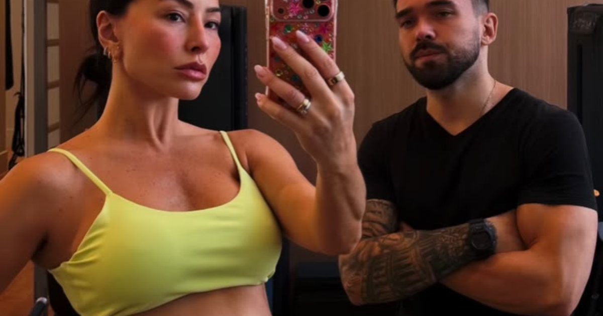 Sabrina Sato exibe o barrigão de seis meses após treino ao lado do personal Sabrina Sato exibe o barrigão de seis meses após treino ao lado do personal