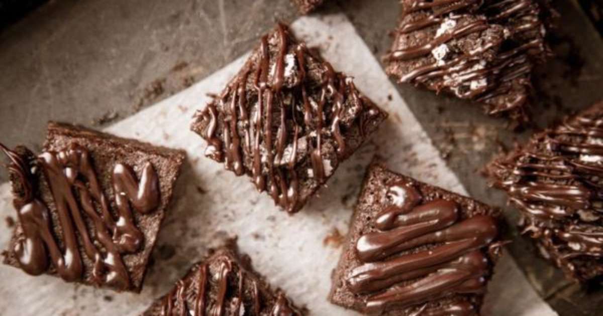 Brownie fit com 3 ingredientes: fácil, chocolatudo e sem açúcar adicionado