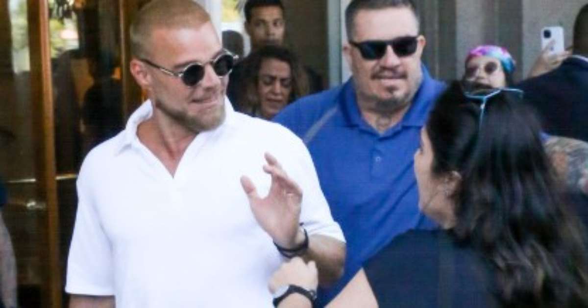 Ricky Martin é recebido por fãs no Copacabana Palace antes de show da NFL