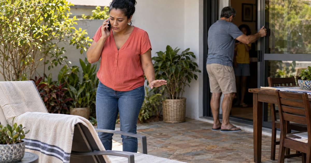 Moradora terminou a faxina, pegou uma toalha que havia deixado secando no quintal e só percebeu que não estava sozinha quando algo caiu do tecido antes de ela entrar no banheiro