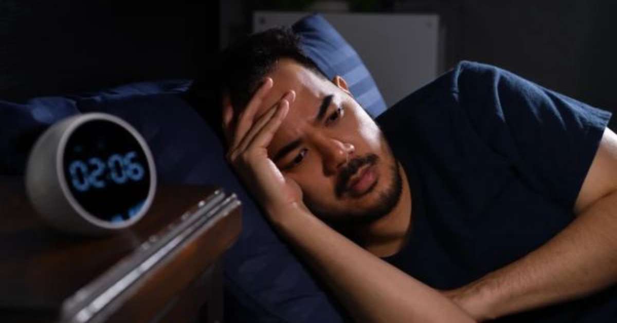 Por que você sente sono no sofá, mas perde o sono quando vai para a cama?