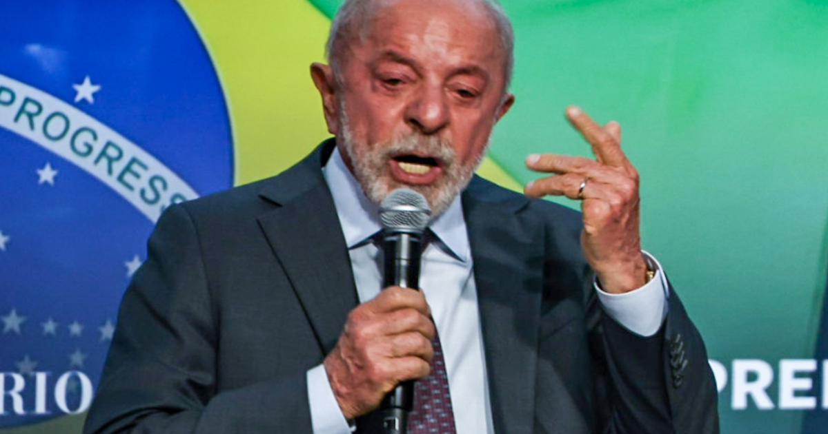 Lula sanciona lei com diretrizes para fortalecer o futebol feminino no Brasil a seis dias da eleição